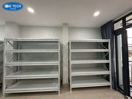Kệ trung tải màu trắng 5 tầng, lắp ráp bằng bulong và ốc vít, tải trọng trung bình, dùng trong kho xưởng