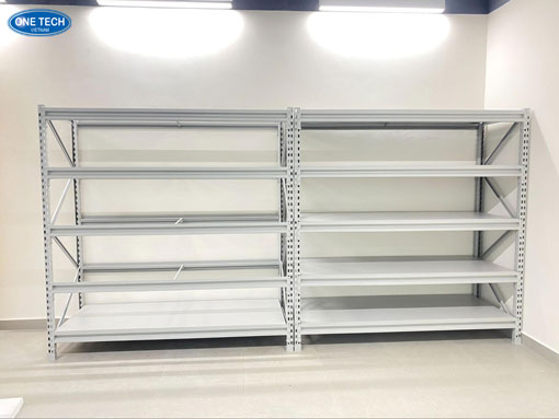 Kệ trung tải màu trắng do One Tech cung cấp, thiết kế chắc chắn, chịu lực tốt, phù hợp cho kho hàng và cửa hàng trên toàn quốc
