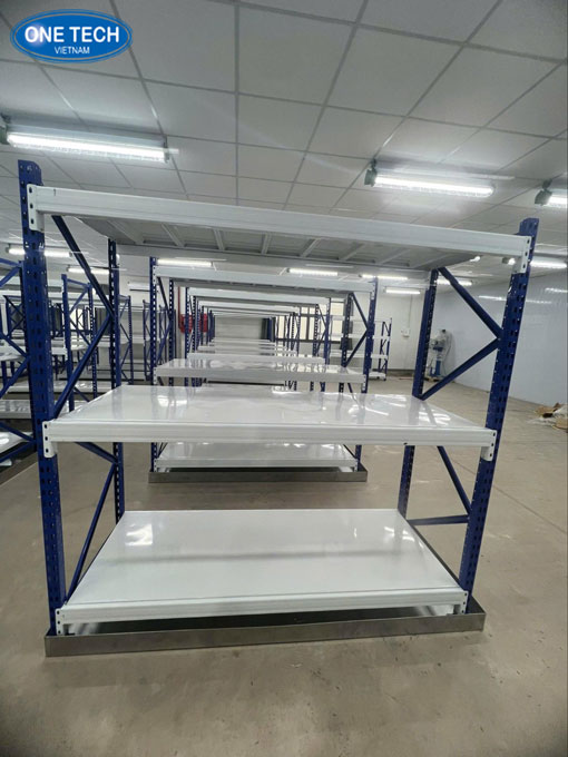 Hình ảnh thực tế quá trình lắp đặt kệ trung tải màu trắng với kết cấu chắc chắn và sơn tĩnh điện