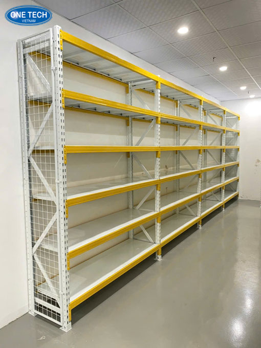 Quá trình hoàn thiện lắp đặt kệ trung tải màu trắng với thiết kế hiện đại, chịu lực tốt