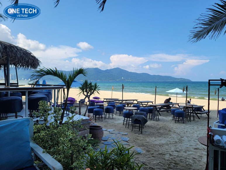 Quán cà phê ven biển thu hút du khách tại khu du lịch Mô hình quán cà phê kết hợp nước giải khát tại khu du lịch biển, thiết kế mở, thu hút khách du lịch