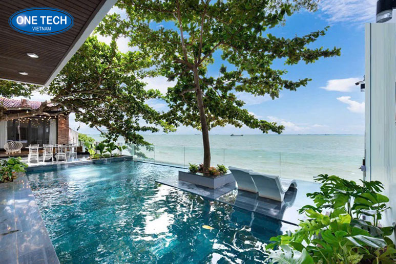 Villa nghỉ dưỡng cao cấp ven biển dành cho du khách yêu thiên nhiên Toàn cảnh villa nghỉ dưỡng hiện đại nằm sát bờ biển với hồ bơi riêng