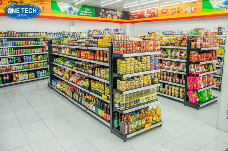 Khai trương siêu thị mini gần biển thu hút du khách Cửa hàng siêu thị mini nằm gần bãi biển, trưng bày gọn gàng, đông khách du lịch ghé mua