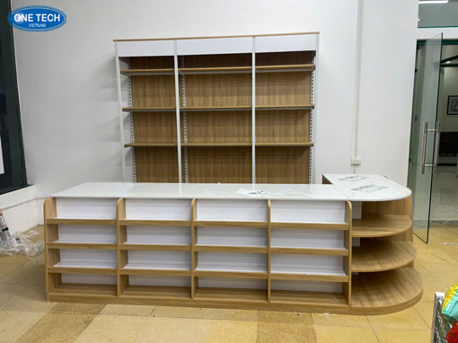 One Tech – Quầy thu ngân chữ L thiết kế chuyên nghiệp, tối ưu không gian Quầy thu ngân chữ L do One Tech sản xuất, kiểu dáng hiện đại, phù hợp cho siêu thị và cửa hàng tiện lợi