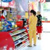 Quầy thu ngân Vinmart thiết kế tiện lợi với kệ để hàng và máy tính tiền