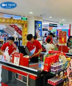 Bàn thu ngân Vinmart có thiết kế góc chữ L, tích hợp ngăn kéo và khay đựng tiền