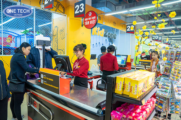 Bàn thu ngân phụ siêu thị Winmart thiết kế tiện lợi Bàn thu ngân phụ siêu thị Winmart màu trắng, khung sắt chắc chắn, dùng kèm bàn chính