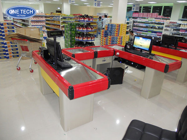 Quầy thu ngân 1m5 hiện đại, thiết kế tối ưu cho cửa hàng bán lẻ Hình ảnh quầy thu ngân dài 1m5 màu trắng, có ngăn kéo và kệ để đồ tiện lợi