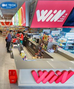 Quầy thu ngân Vinmart có bàn chính rộng, kệ để túi và không gian lắp máy POS