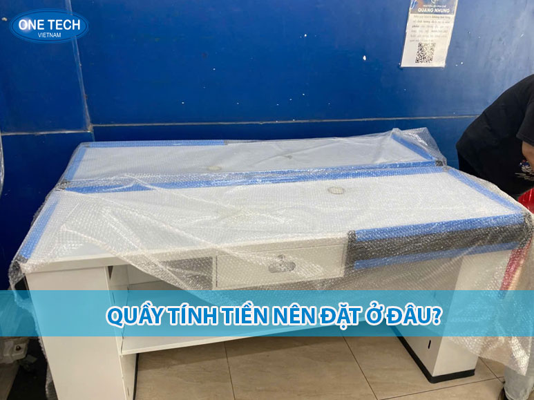 Hình ảnh quầy tính tiền được bố trí gần cửa ra vào trong siêu thị mini