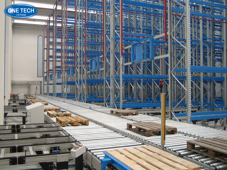 Triển khai hệ thống stacker crane tự động cho nhà kho doanh nghiệp Hệ thống stacker crane đang hoạt động trong nhà kho hiện đại, giúp tự động hóa lưu trữ và bốc dỡ hàng hóa