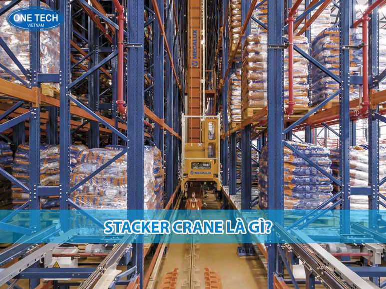 Hình ảnh stacker crane đang vận hành trong hệ thống kho tự động hiện đại, giúp xếp dỡ hàng hóa chính xác và nhanh chóng