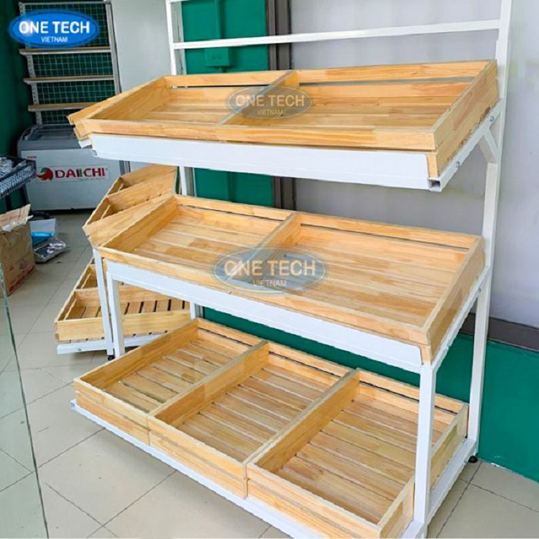 Những rủi ro tiềm ẩn khi mua kệ trưng bày trái cây thanh lý Kệ trưng bày trái cây thanh lý bị rỉ sét, cong vênh và mất thẩm mỹ trong cửa hàng nhỏ
