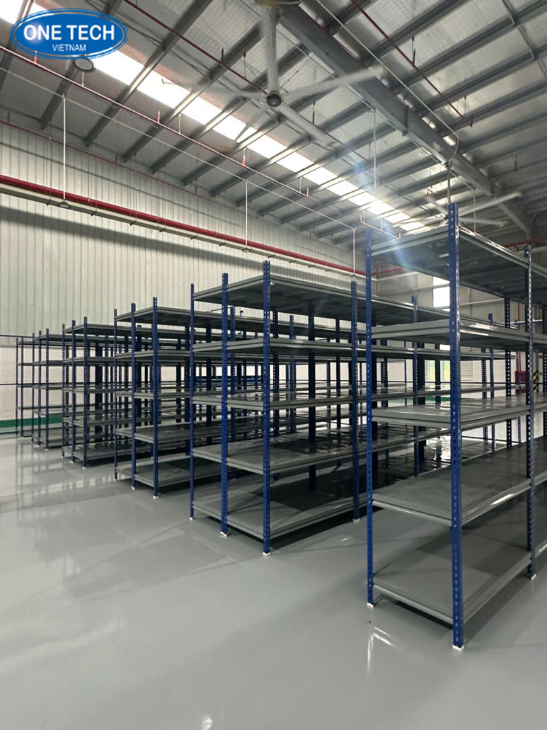 Kệ trung tải thanh lý chất lượng – Giải pháp tối ưu cho không gian lưu trữ nhỏ Kệ trung tải thanh lý khung sắt, thiết kế chắc chắn, dùng cho kho hàng và cửa hàng tạp hóa