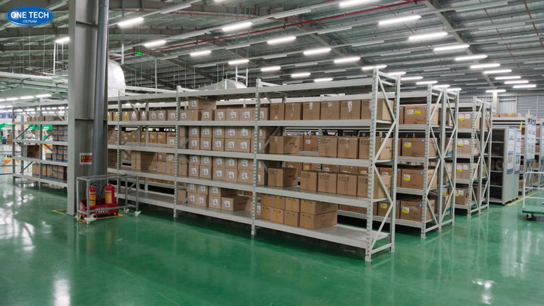 Kệ trung tải cũ thanh lý – Sự lựa chọn bền bỉ cho kho hàng vừa và nhỏ Kệ trung tải đã qua sử dụng, khung kim loại sơn tĩnh điện, dùng để lưu trữ hàng hóa trong kho