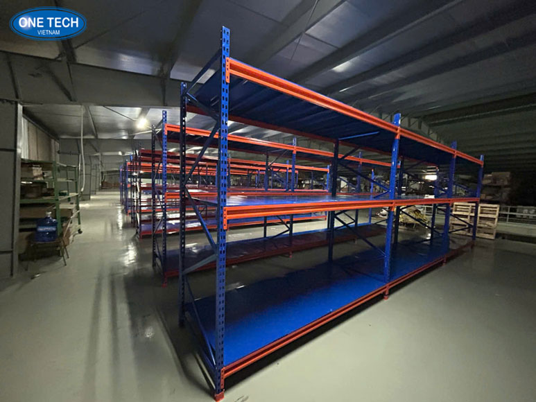Kệ trung tải thanh lý còn mới 90% – Lựa chọn hợp lý cho kho hàng tiết kiệm Hình ảnh kệ trung tải thanh lý màu ghi, chất liệu kim loại sơn tĩnh điện, sử dụng trong kho chứa hàng hóa