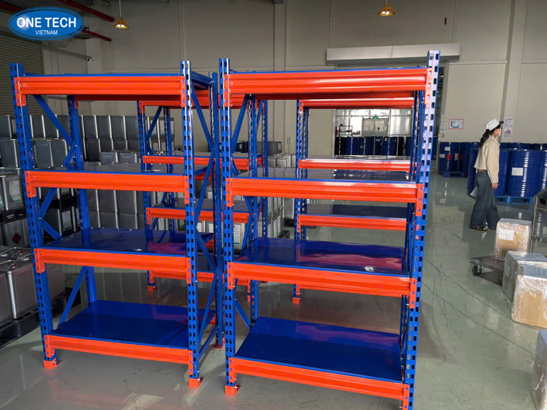 Kệ trung tải thanh lý đáng mua – Đáp ứng nhu cầu lưu trữ thực tế Kệ trung tải thanh lý bằng sắt, màu xám, phù hợp dùng trong kho xưởng hoặc cửa hàng vật tư