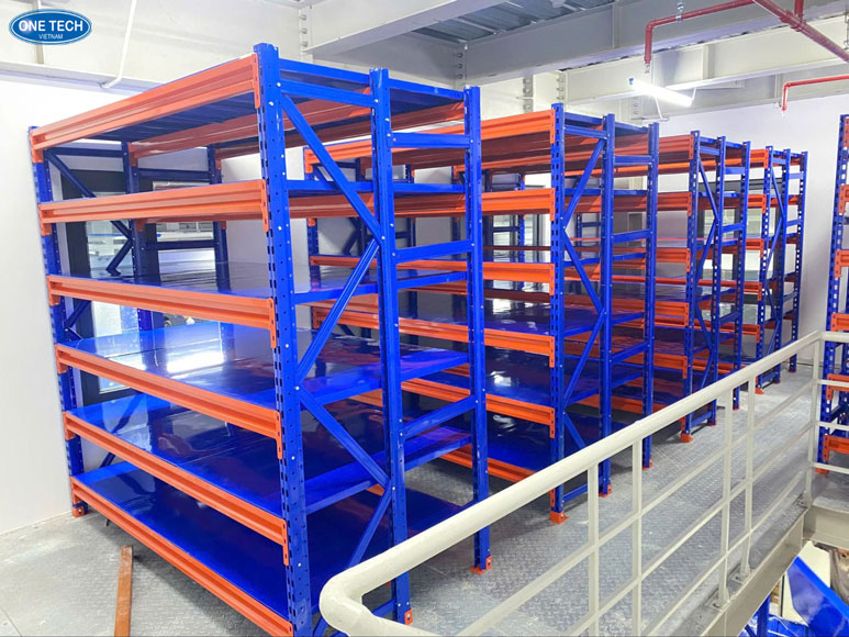 Mẫu kệ trung tải thanh lý phổ biến – Đáp ứng đa dạng nhu cầu lưu trữ Ảnh kệ trung tải thanh lý màu đen, chất liệu thép, phù hợp sử dụng trong kho hàng và xưởng sản xuất