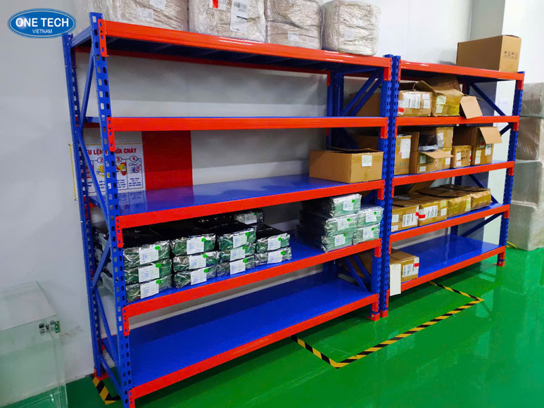 Ưu và nhược điểm khi mua kệ trung tải thanh lý cho kho hàng Kệ trung tải thanh lý đang được sử dụng trong kho chứa hàng, phù hợp với nhu cầu lưu trữ hàng hóa tải trọng vừa