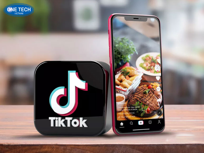 Kinh doanh hàng hóa theo trend TikTok - Xu hướng kinh doanh 5 năm tới Người bán hàng đang sử dụng TikTok để quảng bá sản phẩm theo xu hướng kinh doanh trong 5 năm tới