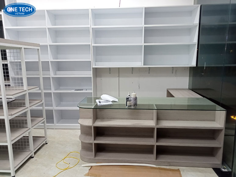Bàn thu ngân gỗ công nghiệp mặt đá – mặt kính tại Đà Nẵng Bàn thu ngân gỗ công nghiệp lắp đặt tại cửa hàng ở Đà Nẵng, thiết kế mặt đá hoặc kính hiện đại