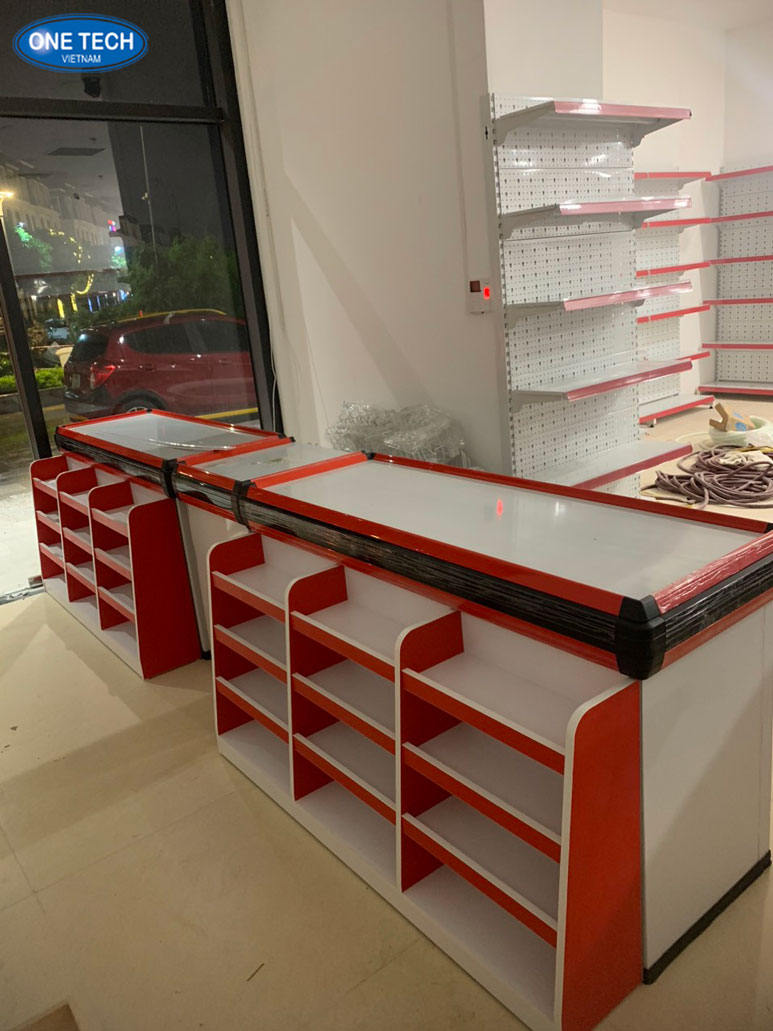Bàn thu ngân bố trí tại siêu thị mini ở Hải Phòng với kiểu dáng đơn giản, tiện dụng