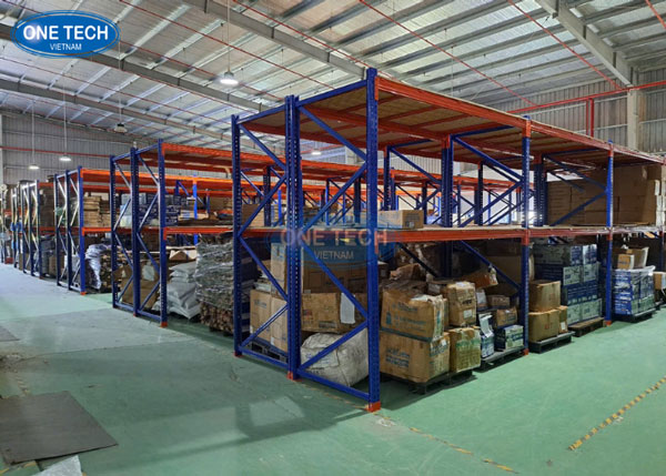 Kệ công nghiệp 2 tầng One Tech - Giải pháp lưu trữ tải trọng lớn Kệ công nghiệp 2 tầng do One Tech sản xuất, thiết kế chắc chắn, chịu lực tốt