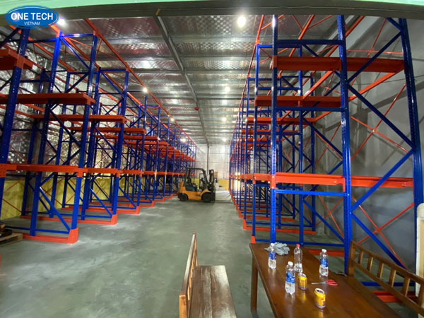 Kệ công nghiệp 2 tầng Drive In lưu trữ hàng hóa tối ưu Kệ công nghiệp 2 tầng Drive In sử dụng trong nhà kho giúp tối ưu không gian lưu trữ