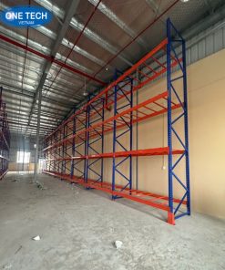 Hình ảnh thực tế kệ công nghiệp 4 tầng đặt trong không gian kho