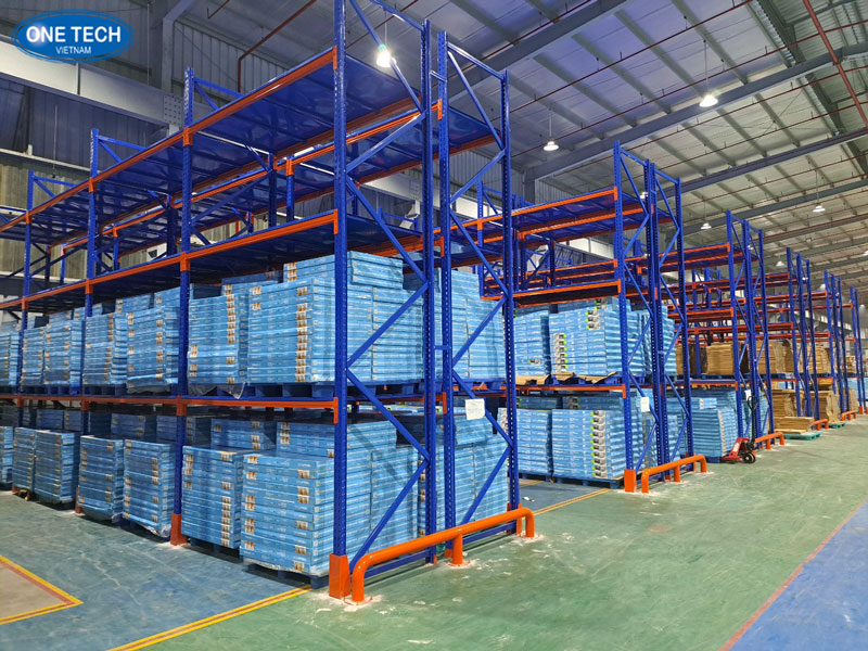 Lắp đặt kệ công nghiệp 4 tầng tại kho hàng thực tế Hình ảnh thực tế kệ công nghiệp 4 tầng đã được lắp đặt hoàn chỉnh trong kho chứa hàng