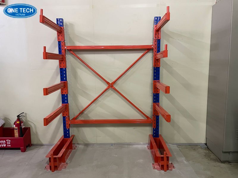 Thi công kệ công nghiệp 4 tầng tại kho hàng thực tế Kệ công nghiệp 4 tầng được lắp đặt thực tế trong không gian lưu trữ của kho hàng