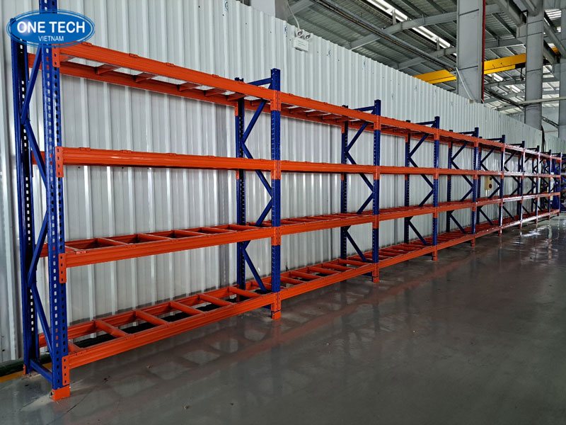 Giá bán kệ công nghiệp 4 tầng cập nhật mới nhất 2025 Hình ảnh kệ công nghiệp 4 tầng được sử dụng phổ biến trong kho hàng và nhà xưởng