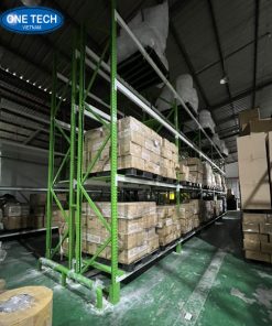Hình ảnh kệ công nghiệp 4 tầng thiết kế chắc chắn, dùng trong kho xưởng
