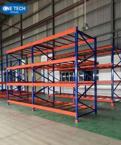 Kệ 4 tầng công nghiệp được bố trí trong kho để sắp xếp hàng hóa