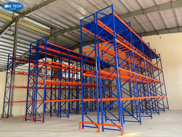 Kệ công nghiệp lưu trữ hàng hóa hiệu quả cho kho xưởng Hình ảnh kệ công nghiệp dùng trong nhà kho, giúp tối ưu không gian lưu trữ
