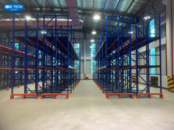 Kệ công nghiệp hiện đại giúp nâng cao hiệu suất lưu kho Hình ảnh kệ công nghiệp bố trí khoa học trong kho chứa hàng hóa