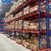 Hình ảnh kệ công nghiệp đa tầng bằng thép chịu lực, dùng trong kho hàng lớn