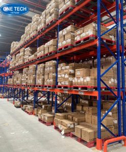 Hình ảnh kệ công nghiệp đa tầng bằng thép chịu lực, dùng trong kho hàng lớn