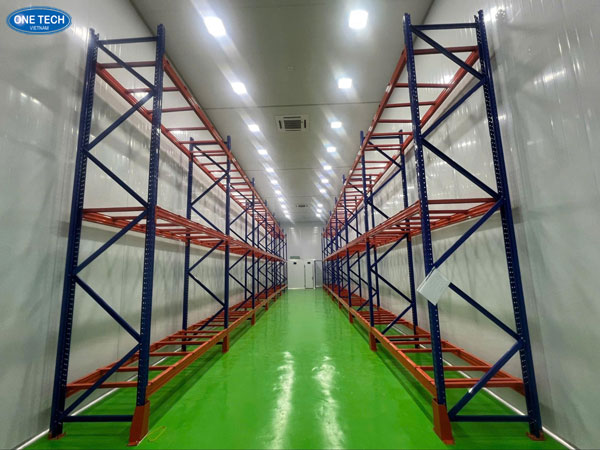 Kệ công nghiệp Selective chất lượng cao cho kho hàng hiện đại Kệ Selective công nghiệp 4 tầng tải trọng lớn, lắp đặt trong kho hàng với xe nâng