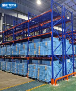 Kệ công nghiệp sử dụng trong kho hàng giúp sắp xếp hàng hóa gọn gàng
