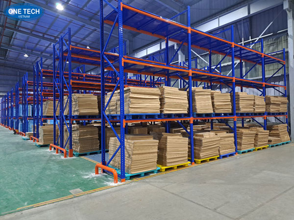 Kệ công nghiệp phục vụ lưu trữ hàng hóa chuyên sâu trong kho Kệ công nghiệp được bố trí dọc theo lối đi để thuận tiện cho vận hành kho