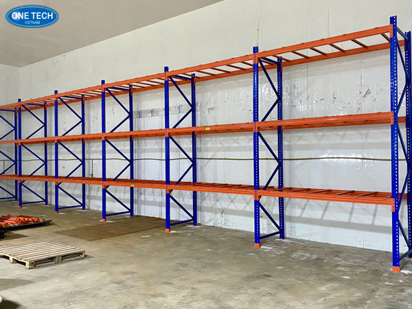 Kệ công nghiệp hỗ trợ quản lý hàng hóa trong kho bãi chuyên nghiệp Kệ công nghiệp lắp đặt trong kho để tối ưu quy trình sắp xếp và lưu trữ