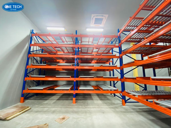 Kệ con lăn lưu trữ hàng hóa hiệu quả trong kho công nghiệp Kệ con lăn (Flow Rack) bằng thép sơn tĩnh điện, thiết kế nhiều tầng giúp luân chuyển hàng hóa tự động trong kho