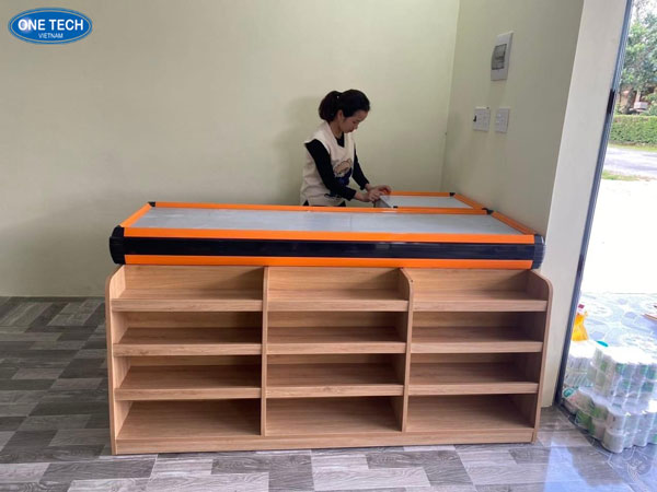 Hình ảnh kệ đầu bàn thu ngân dùng để bày bán sản phẩm tại quầy thanh toán