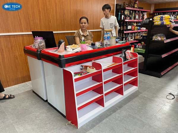 Kệ đầu bàn thu ngân lắp đặt trước quầy tính tiền, tăng hiệu quả trưng bày