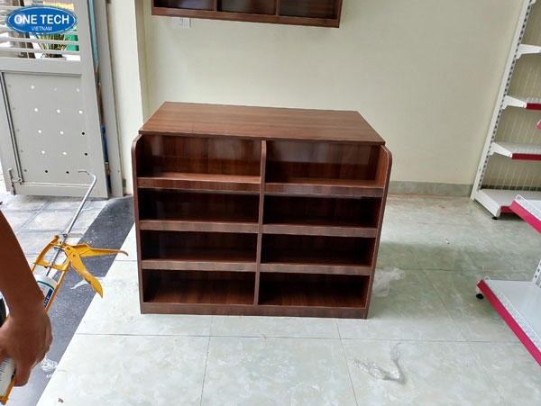 Kệ đầu bàn thu ngân được bố trí phía trước quầy tính tiền trong cửa hàng bán lẻ