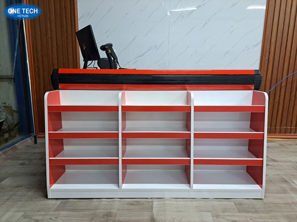 Kệ đầu bàn thu ngân hỗ trợ bán hàng tại khu vực chốt đơn trong cửa hàng bán lẻ