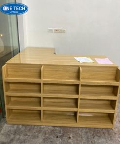 Kệ đầu bàn thu ngân giúp sắp xếp hàng hóa gọn gàng tại khu vực quầy thu ngân