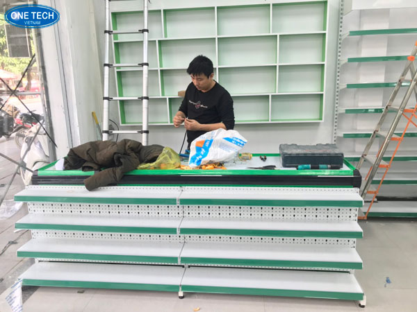 Kệ đầu bàn thu ngân đặt ở vị trí đầu quầy, tăng khả năng bày bán sản phẩm nhỏ