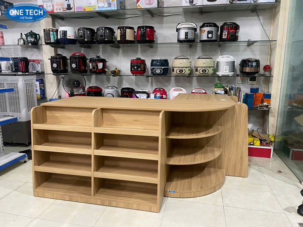 Kệ đầu bàn thu ngân bố trí phía trước quầy giúp trưng bày sản phẩm gọn gàng
